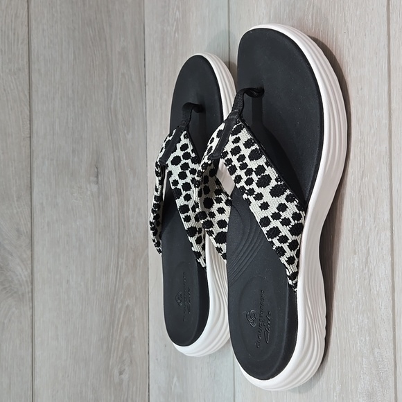 Cloudsteppers By Clarks Women Comforty Black& White Flip Flops Sandals Shoes 7M - Picture 2 of 10